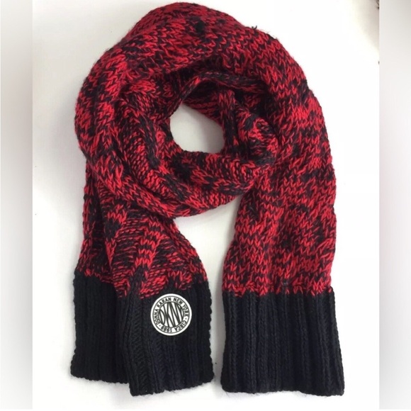 BNWT DNKY Donna Karan Red and Black Chunky Knit Scarf - Picture 2 of 5